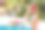一名女子在游泳池拿着笔记本电脑。远程工作。图片下载