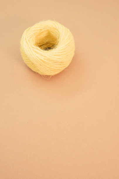 黄色流苏绳孤立在桃色背景上的垂直镜头图片下载