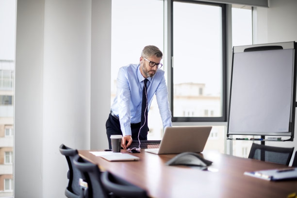 高管商务耳机和笔记本电脑，坐在办公桌和工作图片下载