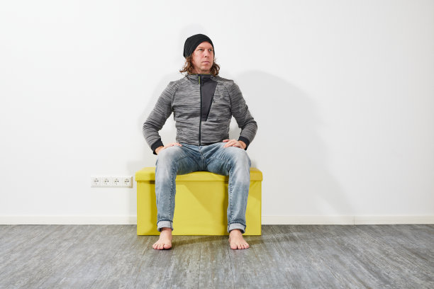 坐在绿盒子上的男人图片下载