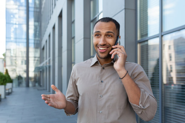 非洲裔职员在城市中打电话图片下载