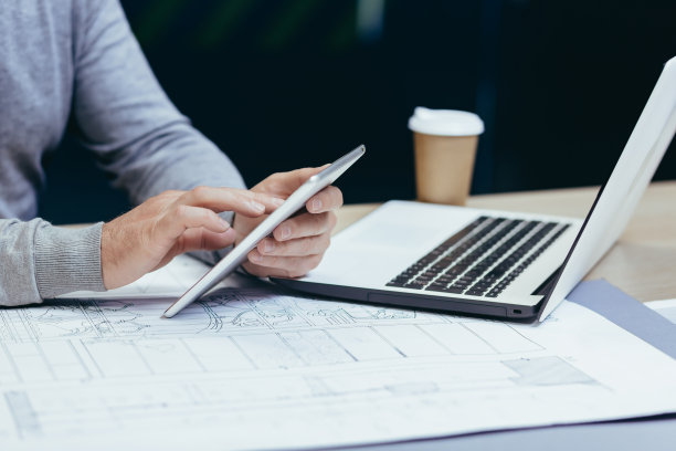 在现代办公室里，男设计师建筑师用平板电脑工作的特写照片图片下载