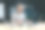 认真思考的商人在办公室里用笔记本电脑工作，高级白发男子坐在办公桌前工作图片下载