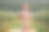 秋收时节，女工站在果园里，笑眯眯地往杯子里倒可口的苹果汁。收获的时间图片下载