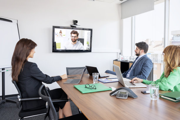 一群商务人士在办公室一起工作，同时进行在线会议图片下载