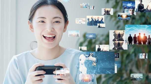 年轻的亚洲女子玩VR游戏。虚拟现实。图片下载