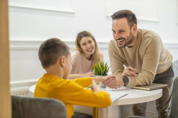 小男孩在网上看课，在家学习图片下载