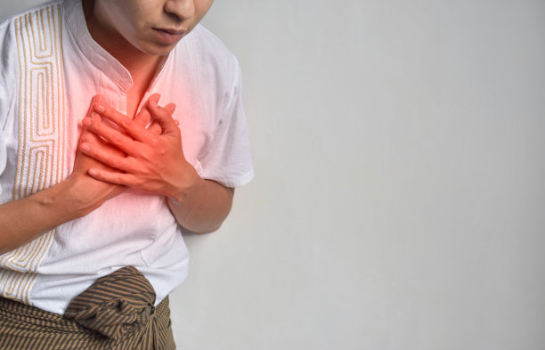 亚洲男子患有中央胸痛。胸痛可由心脏病发作、心肌梗死或缺血、心肌炎、肺炎、食道炎、压力、焦虑等引起。图片下载