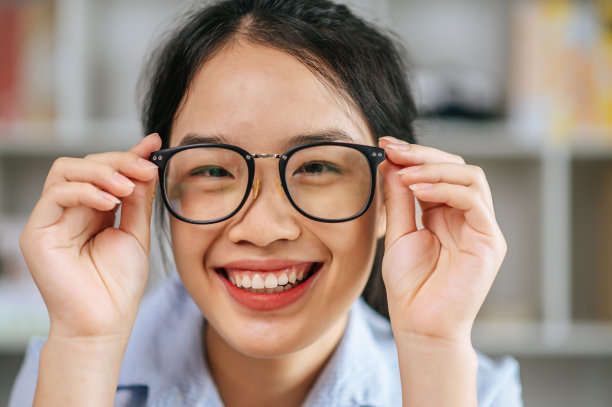 头照肖像微笑的女人戴眼镜图片下载