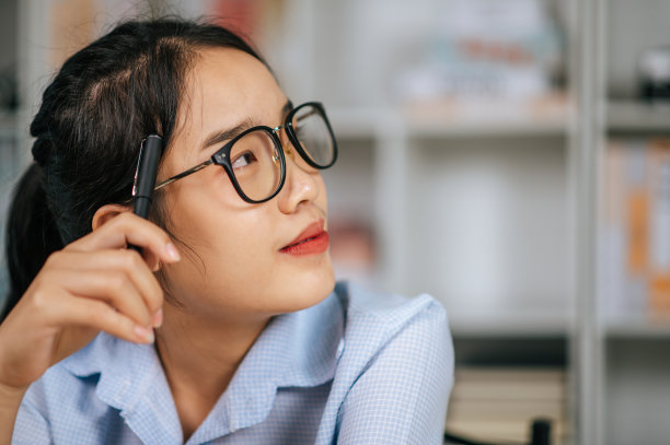 头照肖像微笑的女人戴眼镜图片下载