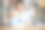 年轻的女人在家里用笔记本电脑工作图片下载