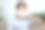 年轻女子戴着防护口罩在家图片下载