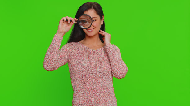 调查员女研究员用放大镜近脸，用大变焦眼看着相机图片下载