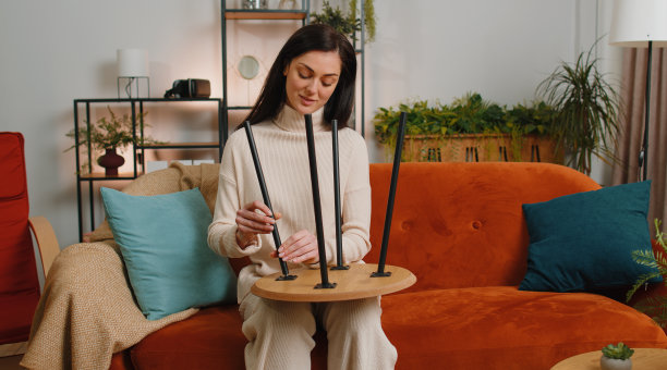 妇女完成组装家具在家里在新公寓成功的桌子收集修理固定图片下载