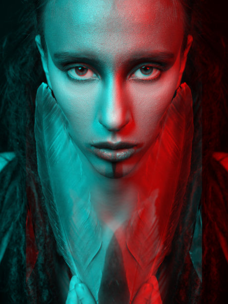 工作室肖像的女人化妆，鸟羽毛和脏辫在RGB颜色分裂效果风格图片下载