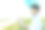 一位男性植物学家用笔记本电脑研究和检查草莓园的种植情况图片下载