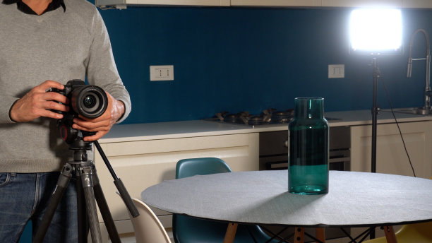 房地产摄影师用专业的相机和无人机技术在房子里拍摄照片和视频，卖房子-房地产中介和拍摄-家庭分期图片下载