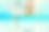 可爱的男孩在热带海滩浅浅的绿松石水中游泳图片下载