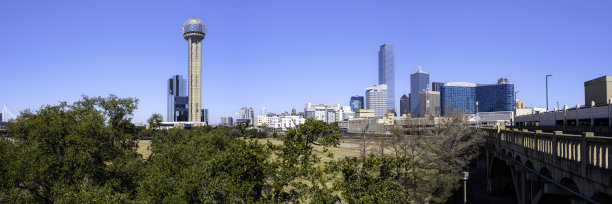 美丽的达拉斯德克萨斯州市中心天际线全景与留尼旺塔，宁静的城市景观在三位一体天际线小径森林图片下载