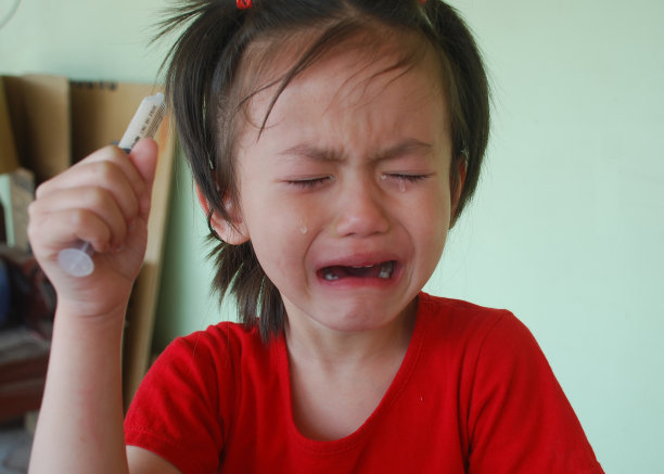小孩子哭是因为他们生病或不开心。图片下载