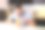 一名男子正在享用一盘意大利面图片下载