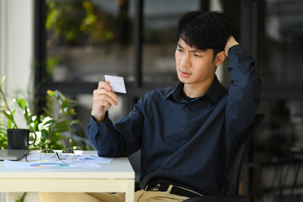 困惑的男子有信用卡问题的图像，对银行交易失败感到沮丧。图片下载