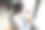 照片中无法识别的商人在办公室拿着空白模板屏幕的智能手机图片下载
