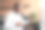 在小办公室里喝咖啡休息时间打电话的笑商人图片下载