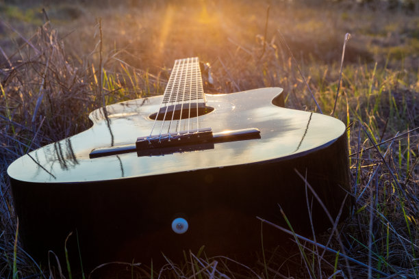 夕阳下的吉他图片下载