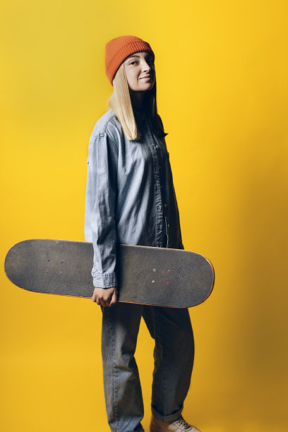 女孩与滑板肖像图片下载