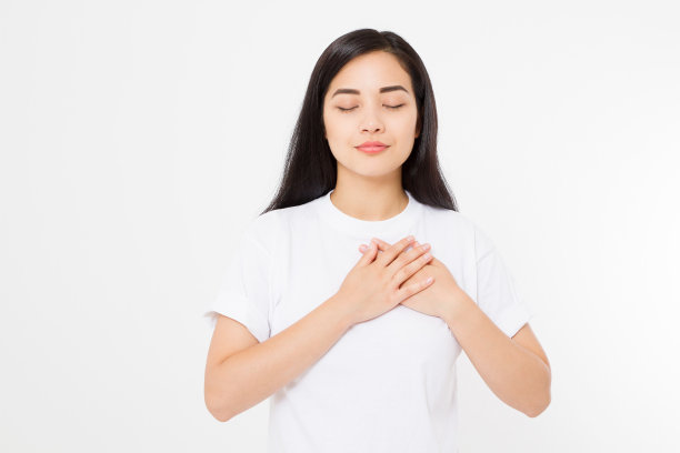 年轻的亚洲女人感动的心孤立在白色的背景。感情和爱的概念。情人节。本空间图片下载