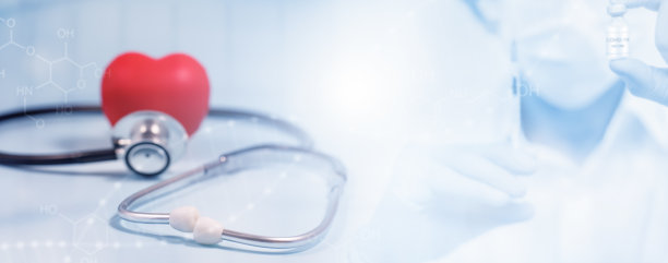 概念听诊器和红心脏带有健康保险，医生听诊器和红心脏检查心脏保健，白色背景上用于检查心脏的仪器代表运动，隔离图片下载