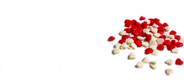 旗帜上许多白色和红色的小心脏在白色孤立的背景。爱情和浪漫的概念。浪漫的背景构图。情人节图片下载