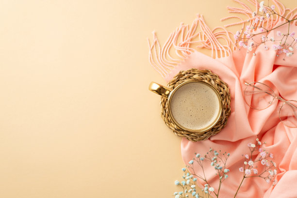 你好，春天概念。顶部视图照片在藤条服务垫泡沫咖啡杯粉红色围巾时尚的眼镜和吉普赛人花在孤立的粉彩米色背景与复制空间图片下载