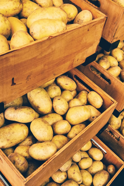 市场上装着新鲜土豆的盒子靠近了图片下载