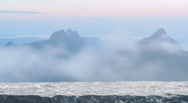 空岩石桌面与雾蒙蒙的山放松场景自然景观在日出模糊背景。旅游假期旅游旺季，登山运动户外产品展示台台。图片下载