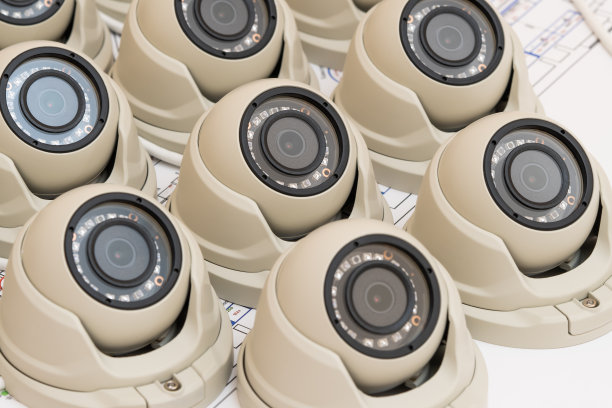 带有室内和室外摄像头的监控套件。Anti-vandal。图片下载