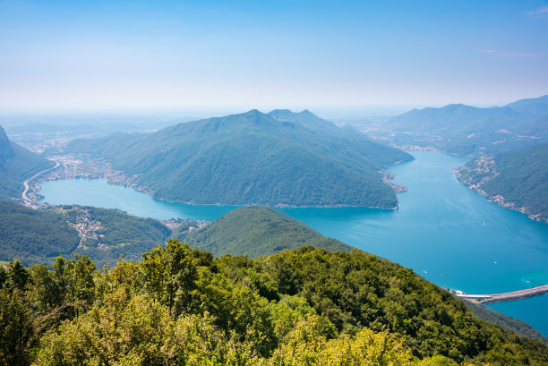 瑞士美丽的山湖和一座桥图片下载