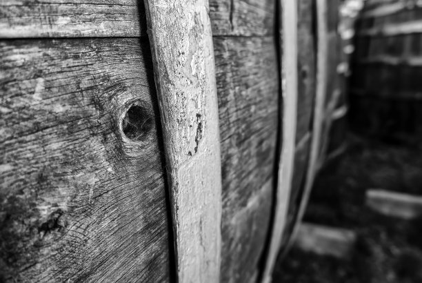 生锈的旧木桶图片下载