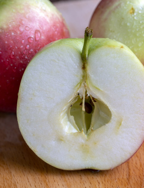 把苹果切成薄片放在案板上图片下载