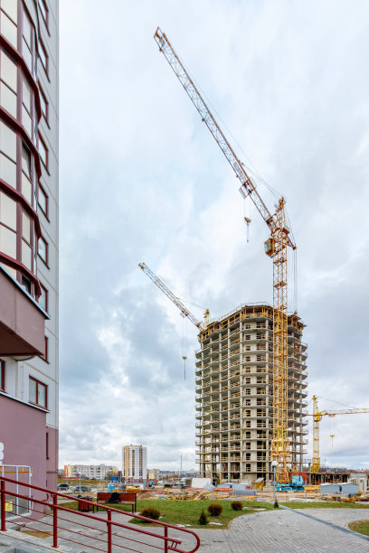 蓝天下的起重机和正在施工的建筑图片下载