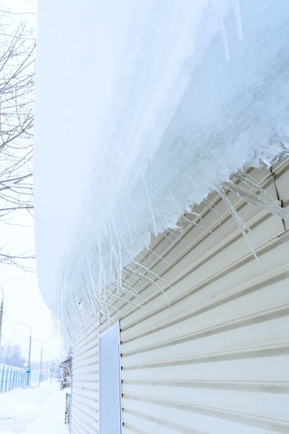 屋顶上的冰柱特写。图片下载