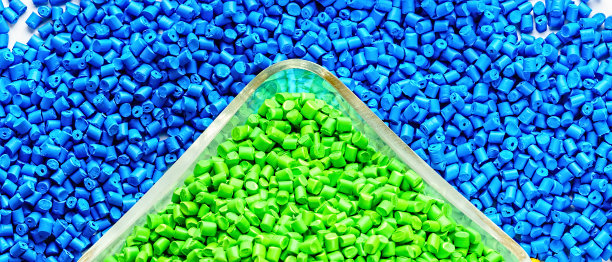 塑料颗粒。聚合物颗粒。高分子染料。着色剂丸。图片下载