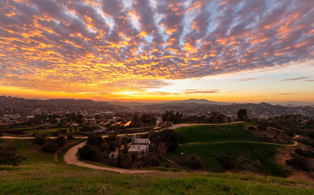 西方学院的日落，远处是格伦代尔图片下载