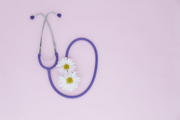听诊器，白色花朵在粉红色背景与复制空间。医疗平铺。国际护士节。妇女节。3月8日图片下载