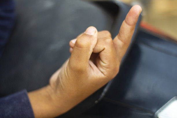 一个只有一根手指的人类出现了图片下载