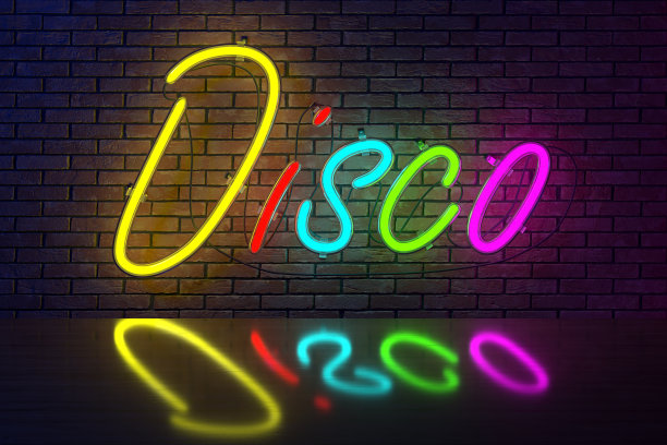 砖墙上有一个发光的彩色霓虹灯铭文迪斯科舞厅。木条上的倒影。3 d渲染。图片下载