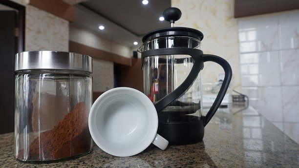 概念和想法咖啡杯，咖啡粉在玻璃瓶和咖啡壶在厨房吧台图片下载