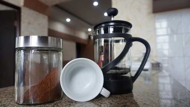 概念和想法咖啡杯，咖啡粉在玻璃瓶和咖啡壶在厨房吧台图片下载