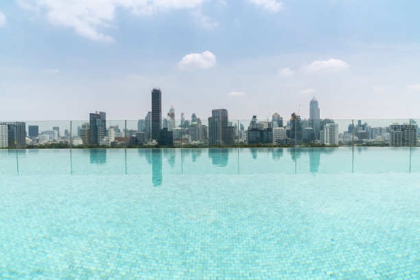 大都市的城市景观和高层建筑与清晨的水反射。图片下载